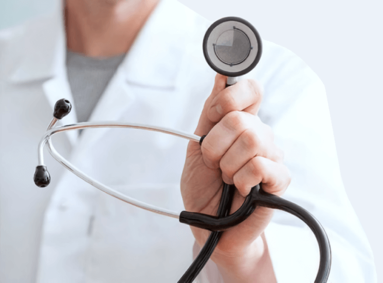 Доктор держит стетоскоп